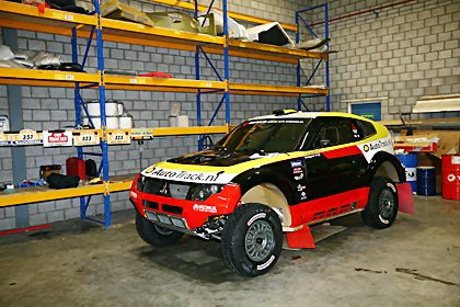 Nieuwe livery ex-fabrieks Mitsubishi MPR 13 Van Deijne